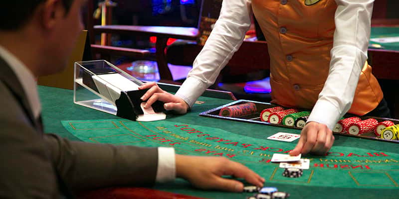 Når dealeren får blackjack taber du automatisk hvis du ikke har 21. Online er de samme regler som et landbaseret casino.
